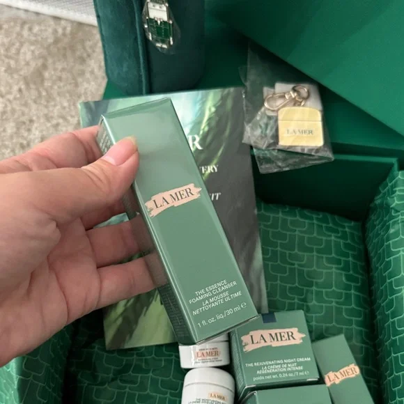 La Mer Skincare holiday gift Collection - Picture 5 of 15